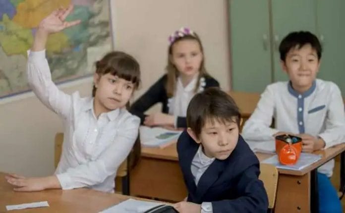 трехъязычия в Казахстан