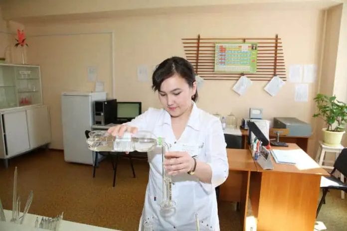 Пробы воды в лаборатории