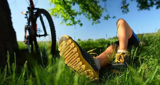 Человек лежит на траве