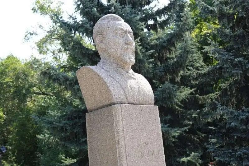 Памятник у входа в Дом-музей Ахмета Байтурсынова