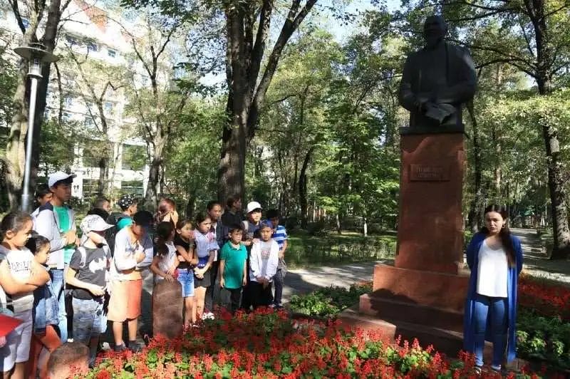 Памятник акыну Т. Изтлеуову