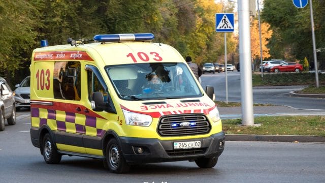 В Аксу три человека пострадали при пожаре, предположительно из-за взрыва газового баллона