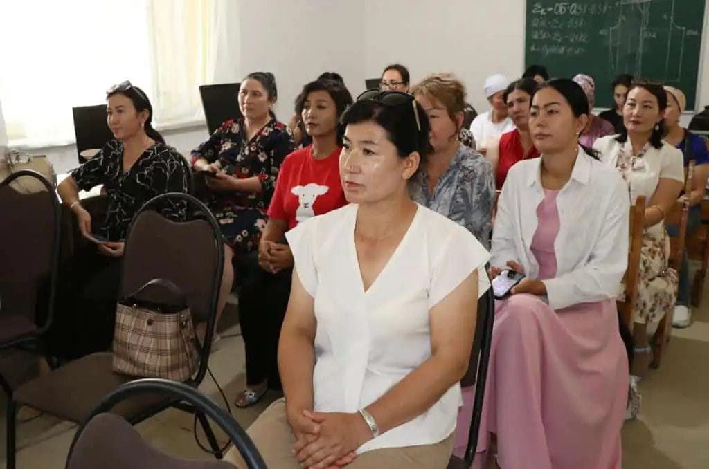 В Талдыкоргане 26 женщин получили сертификаты на обучение по специальности "швея"