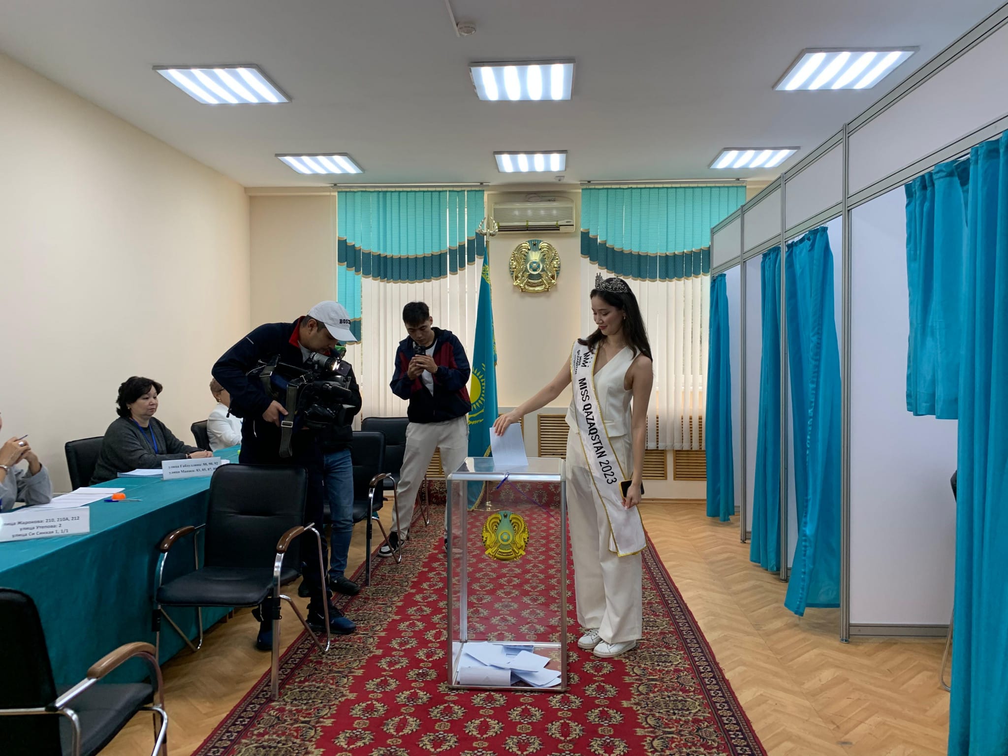 Мисс «Казахстан-2023», «Мисс Вселенная Казахстан-2023» и «Мисс Алматы-2024» сделали свой выбор на референдуме в Алматы