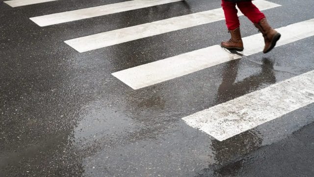 В Атырау первоклассницу насмерть сбили на пешеходном переходе возле школы