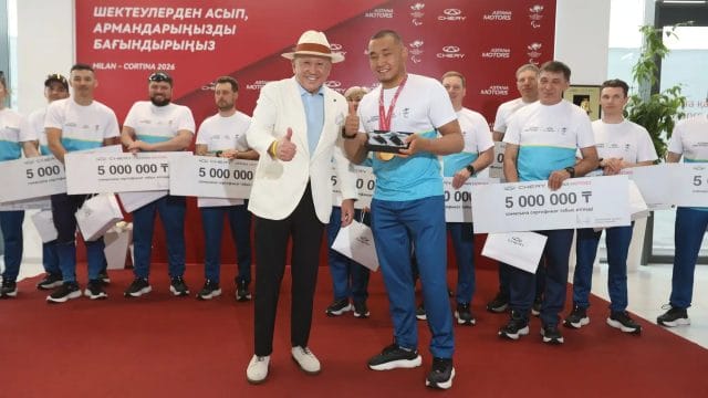 Чемпиону Паралимпиады-2026 Ерболу Хамитову подарили автомобиль в Алматы