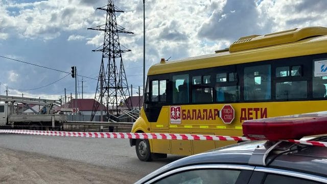 В ЗКО маршрутный автобус столкнулся со школьным: есть пострадавшие дети