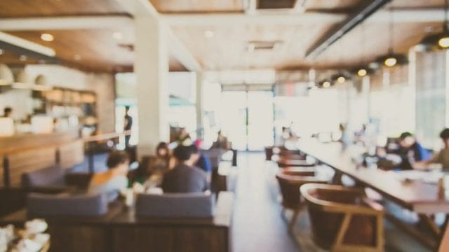 Казахстанцы продолжают ходить в кафе, но начинают экономить